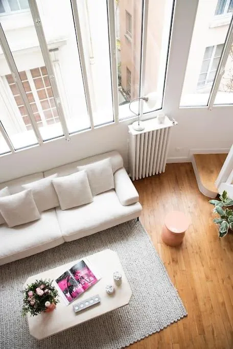 Triplex Lumineux Avec Balcon - 500m Champs Elysees Paris