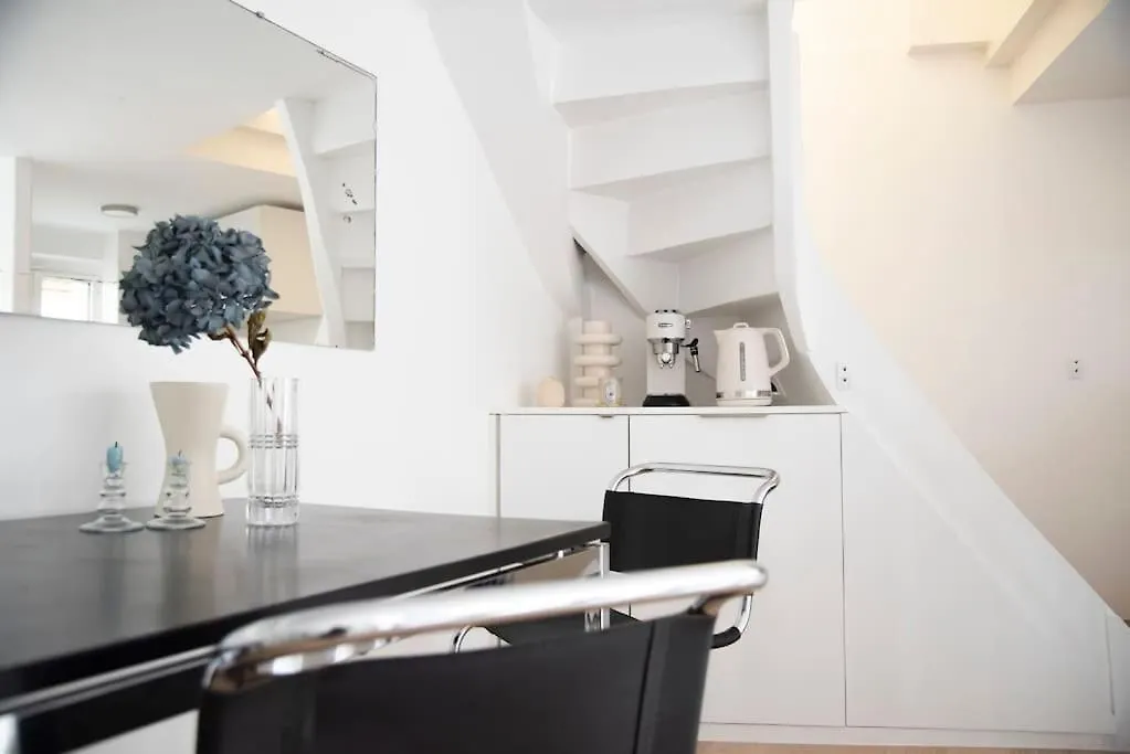 Triplex Lumineux Avec Balcon - 500m Champs Elysees Apartment Paris